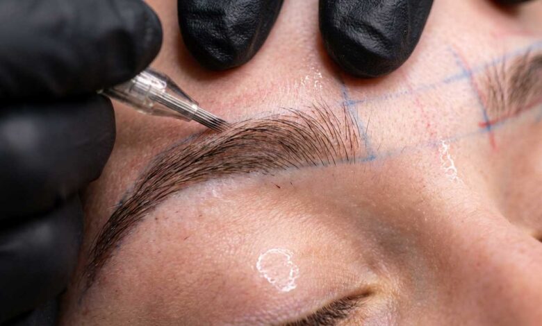نمای نزدیک از اجرای ظریف میکروبلیدینگ و فیبروز ابرو در بهترین مرکز آرایش دائم شیراز