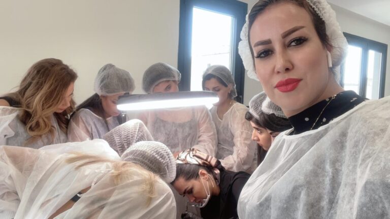 دوره عملی آموزش تخصصی میکروبلیدینگ در اصفهان؛ سمیرا یغمائی در حال نظارت بر تمرین هنرجویان با لباس استریل و بهداشتی