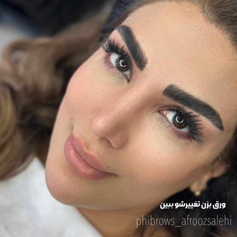 نمای نزدیک از قرینه‌سازی و طراحی دقیق فرم ابرو توسط افروز صالحی در کرج.