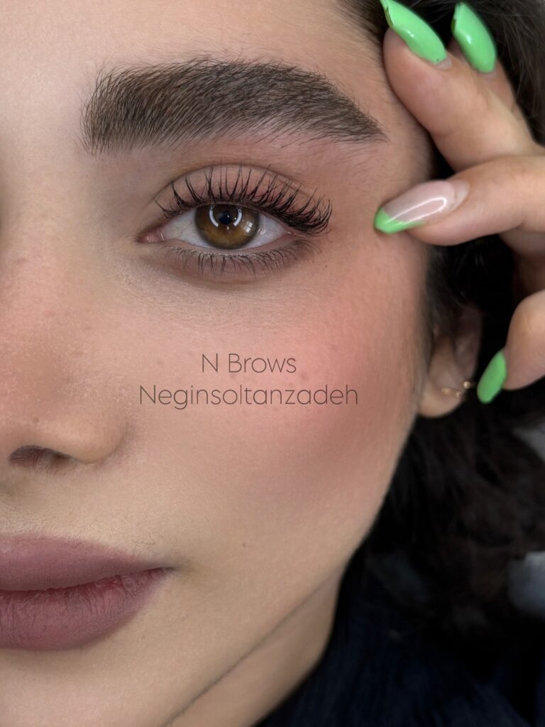 نتیجه نهایی طراحی و قرینه‌سازی ابروها متناسب با میمیک صورت.