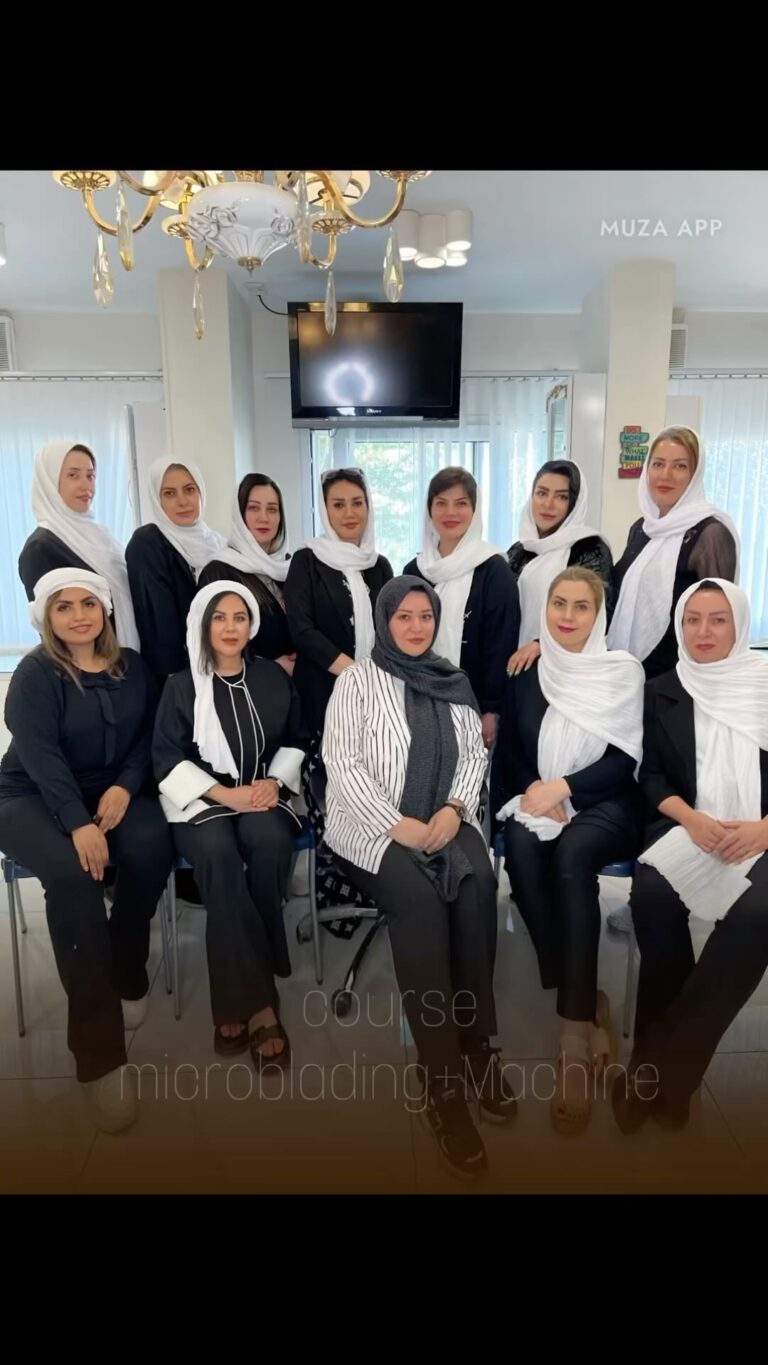عکس یادگاری شهلا رضایی در کنار هنرجویان دوره آموزش میکروبلیدینگ مشهد.